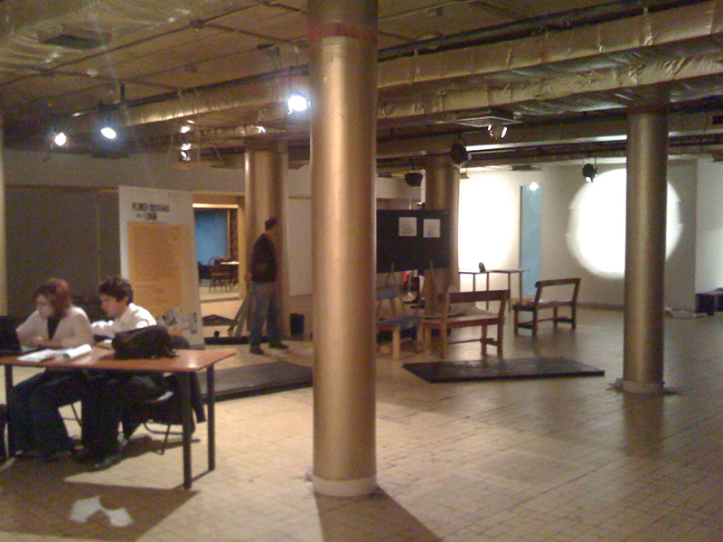 On s’affaire au montage de l’exposition de dessins de presse sur le Liban , trois jours avant le vernissage, dans les locaux du théâtre Masrah Al Madina – Beyrouth, 15 mars 2009    On s’affaire au montage de l’exposition de dessins de presse sur le Liban , trois jours avant le vernissage, dans les locaux du théâtre Masrah Al Madina – Beyrouth, 15 mars 2009