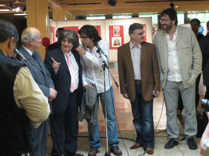 Le volet suisse, en juin 2009: les dessinateurs libanais Machaalani, Stavro, Bleibel et Hajo (de gauche à droite avec Chappatte au centre) inaugurent une grand exposition à Morges – Morges, 15 juin 2009    Le volet suisse, en juin 2009: les dessinateurs libanais Machaalani, Stavro, Bleibel et Hajo (de gauche à droite avec Chappatte au centre) inaugurent une grand exposition à Morges – Morges, 15 juin 2009