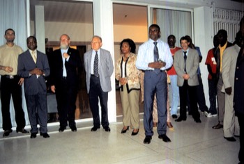 Cocktail à la résidence de Suisse: les invités écoutent le discours de bienvenue de l’ambassadeur Dominik Langenbacher.<br /> Abidjan, 16 mars 2006  