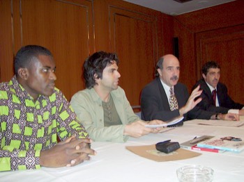  Conférence de presse de bilan, avec Olvis Dabley, Patrick Chappatte et l’ambassadeur de Suisse Dominik Langenbacher. Le recueil de dessins de presse «On va où là», issu de l’atelier, paraîtra quelques semaines plus tard. <br />Abidjan, 20 mars 2006  
