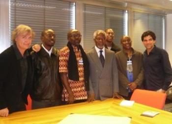  Les dessinateurs de Nairobi, entourés de Plantu et Chappatte, sont reçus par Kofi Annan, qui fut le médiateur de la crise kényane en 2008 – Genève, 15 juin 2010 