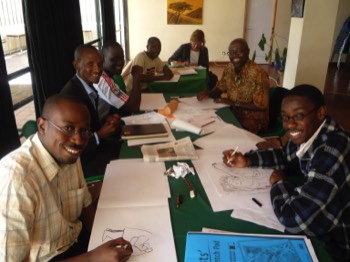  Les dessinateurs se mettent au travail. But de l’atelier: créer des clips vidéo basés sur des dessins originaux. En trois jours! – Nairobi, 19 janvier 2010 