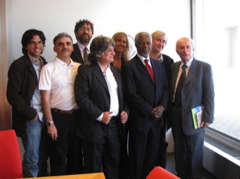  Après le conseiller fédéral Pascal couchepin à Berne, Kofi Annan reçoit les dessinateurs hôtes dans son bureau de Genève – Genève, 17 juin 2009  