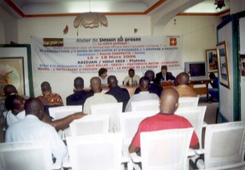  Patrick Chappatte et Olvis Dabley présentent à la presse locale le projet: un atelier de trois jours avec 10 dessinateurs, pour créer un recueil de dessins sur l’histoire récente et la situation politique de la Côte d’Ivoire.<br /> Abidjan, 14 mars 2006  